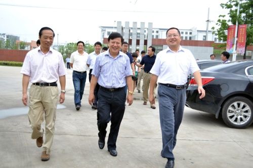 安徽新華電腦專修學(xué)院—楊副市長一行正在參觀安徽新華電腦專修學(xué)院職教城校區(qū)