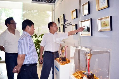 安徽新華電腦專修學(xué)院—安徽新華電腦專修學(xué)院院長何貴金正在向楊副市長介紹學(xué)院辦學(xué)23年所獲得的榮譽