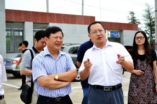 安徽新華電腦專修學(xué)院—安徽新華電腦專修學(xué)院院長何貴金正在向楊副市長詳細(xì)介紹學(xué)院校區(qū)規(guī)劃和建設(shè)情況