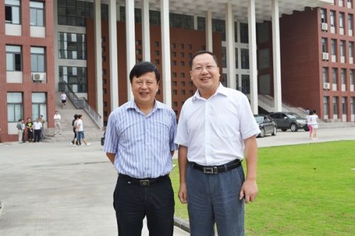 安徽新華電腦專修學(xué)院—安徽新華電腦專修學(xué)院何貴金院長(右)和蚌埠市副市長楊宏春(左)合影留念
