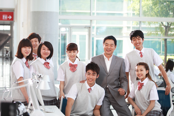 8月1日,公益大使濮存昕親臨“奮斗的青春”頒獎盛典現場為新華杰出校友頒獎