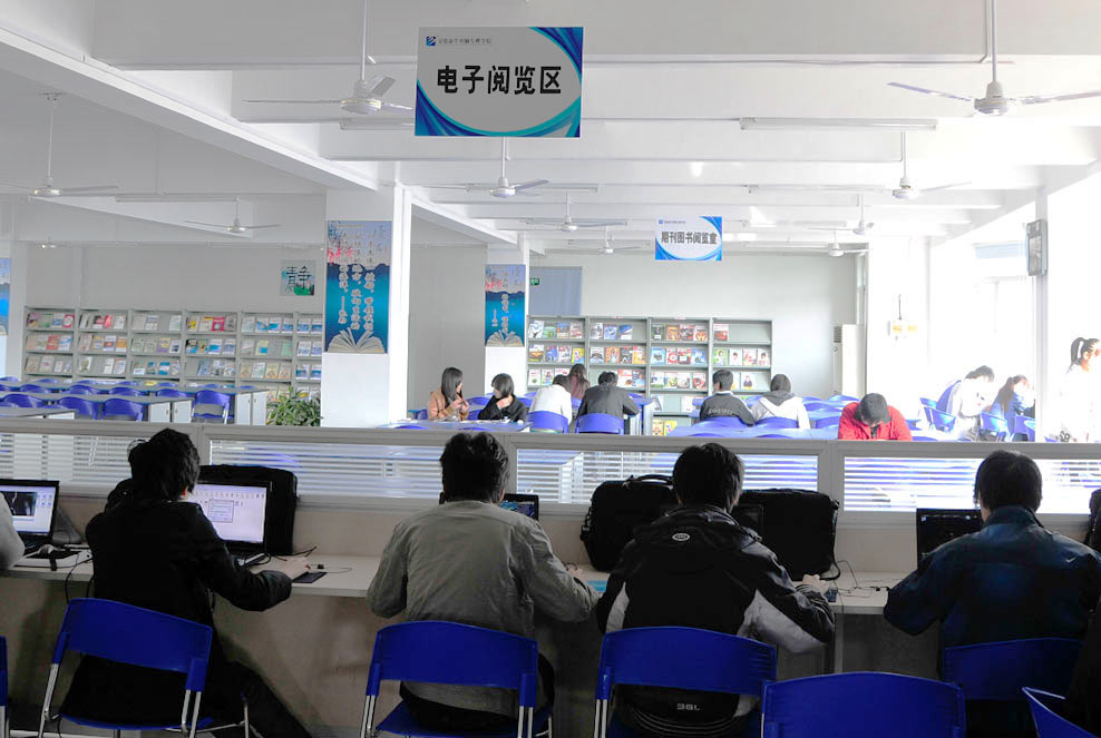 安徽新華電腦專修學院_IT大學 學子實訓瞬間