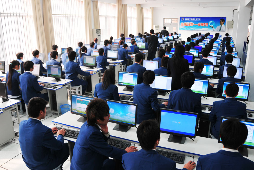 安徽新華電腦專修學院_IT大學 學子實訓瞬間