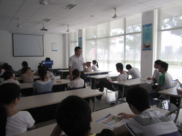 用人單位正在招聘現(xiàn)場向同學(xué)們介紹公司概況