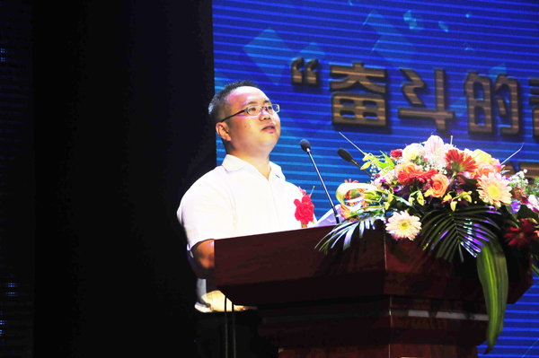 新華教育集團副總經理張明先生在頒獎典禮上致辭