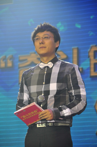 合肥電視臺著名主持人呂品走進新華,主持“奮斗的青春”新華杰出校友頒獎盛典