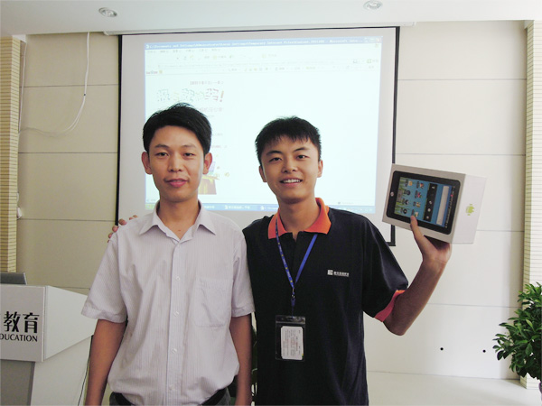 獲獎后,安徽新華電腦專修學院領導與夏冰合影留念