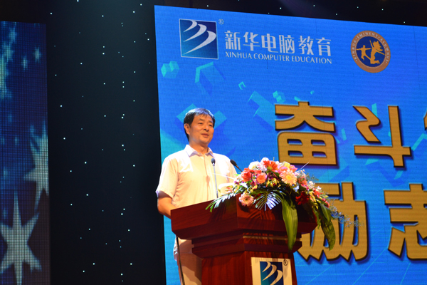 著名表演藝術家濮存昕老師為臺下的觀眾演講