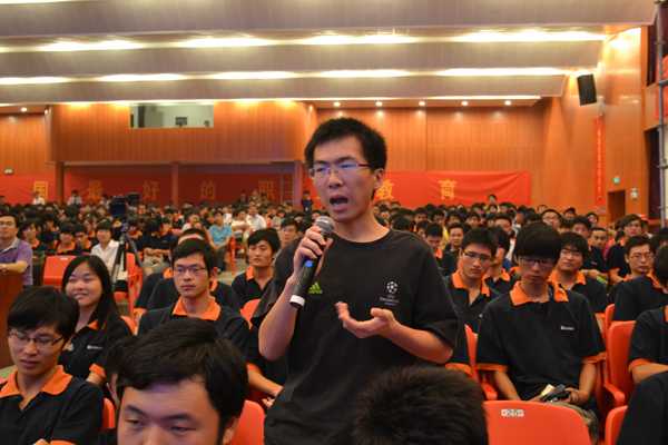 學生講座現場提問濮存昕老師