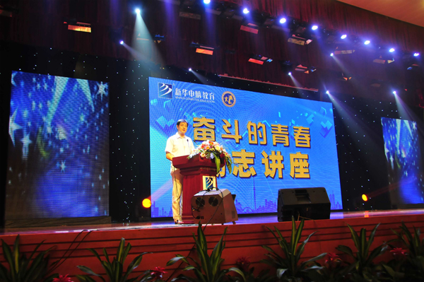 濮存昕老師在臺(tái)上講述自己的人生故事