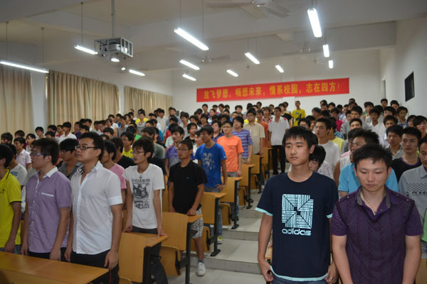 學生全體起立,奏國歌
