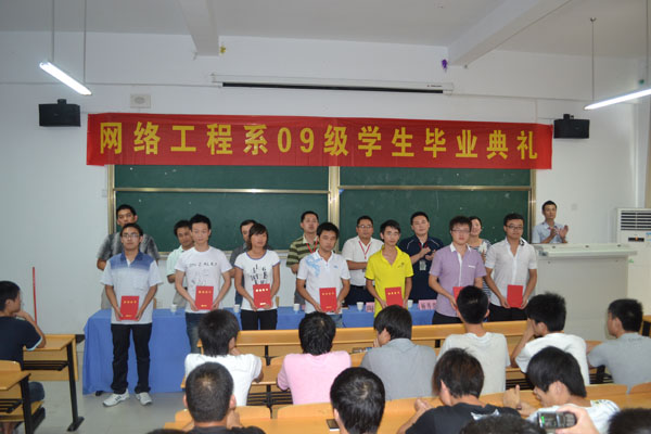 與會領導為畢業生頒發證書