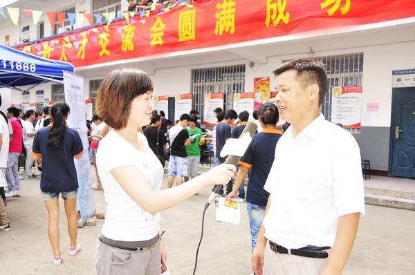 安徽新華電腦專修學院就業指導中心負責人正在接受《新華網絡頻道》記者的采訪