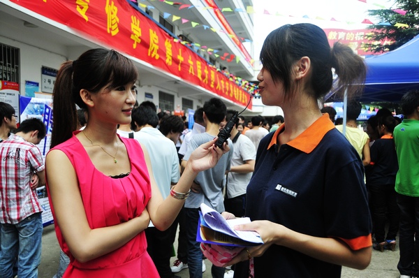 新華學子正在接受合肥電視臺《陪你逛街》欄目組記者的采訪