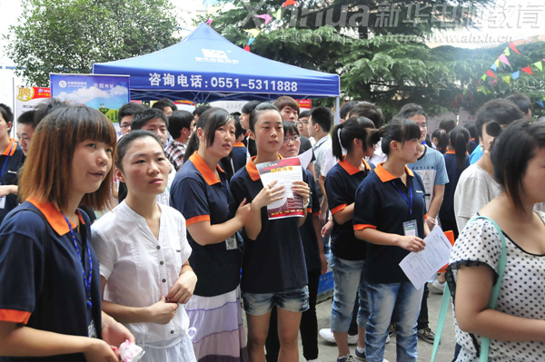 信心滿滿的新華學子們正在觀看展板上的招聘信息