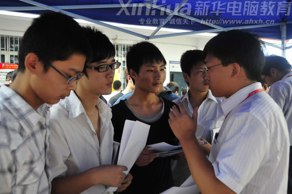 用人單位正在為新華學子們講解公司概況