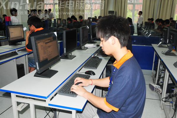 安徽新華電腦專修學院歷來重視學生實踐動手能力的培養,使學生在進入職場之前就具有較強的動手操作能力。圖為安徽新華第七屆“校園數字文化節”軟件編程大賽現場