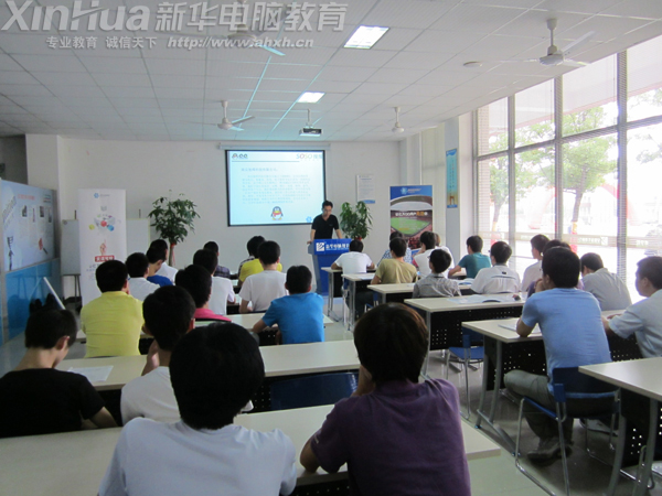 南京旭舜信息科技有限公司負責人向新華學子介紹公司概況