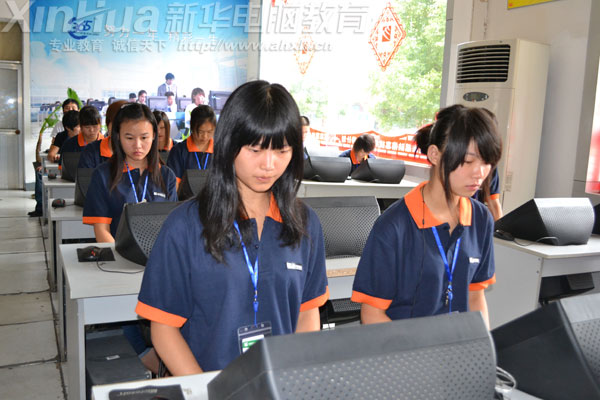 新生們正在做計算機應用操作