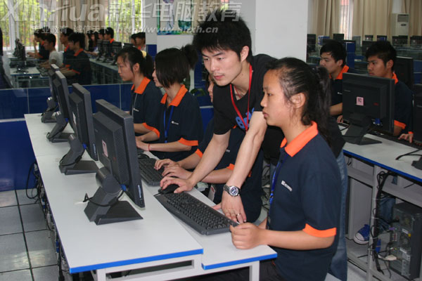 指導老師正在現場為新生示范案例