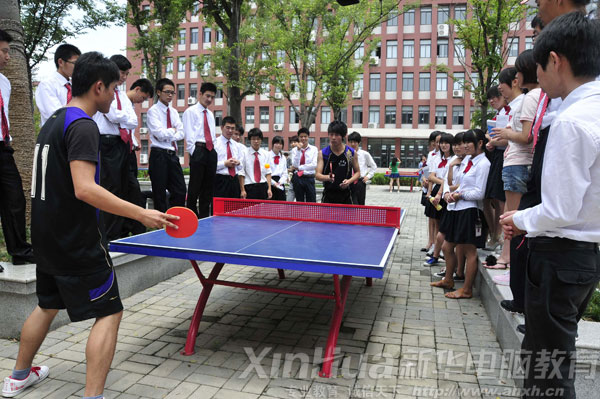 同學(xué)們正在打乒乓球比賽