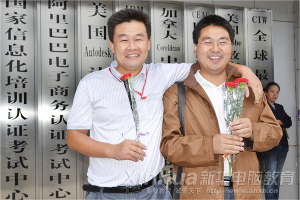 瞧咱這兩位男老師收到花后多么高興呀!