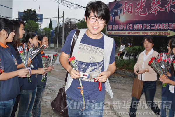 瞧瞧咱這帥哥老師喜不言表