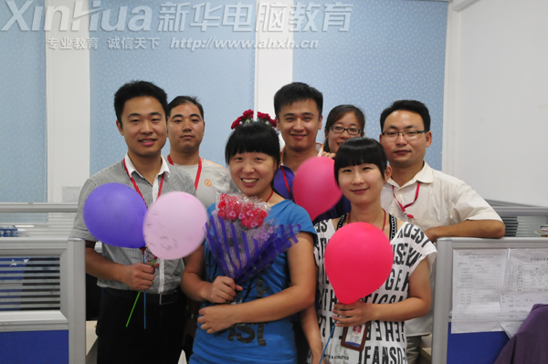 環境藝術系的老師們收到鮮花