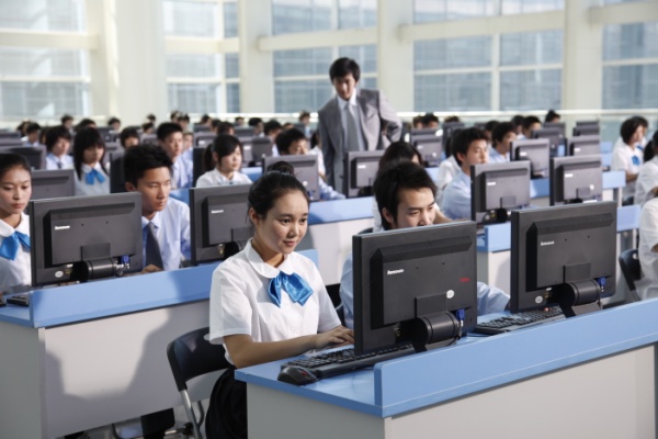 同學(xué)們?cè)谡J(rèn)真上課