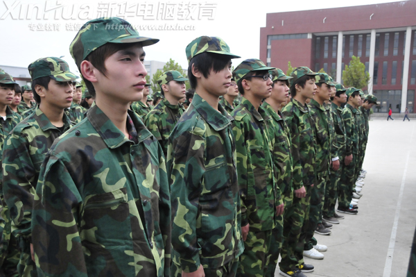 男生隊(duì)列各個(gè)精神抖擻