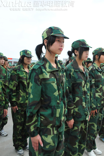 女生隊(duì)列各個(gè)巾幗不讓須眉