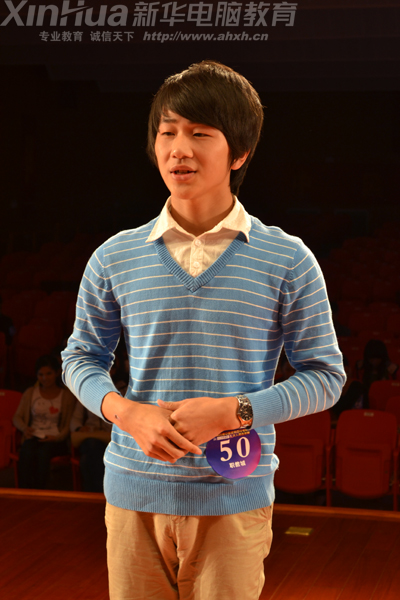 安徽新華參賽選手們正在填寫第20屆中國金雞百花電影節禮儀人員選拔賽的參賽聲明和保證