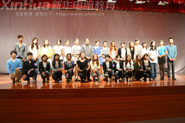 活動結束后大賽評委與成功晉級的26名參賽選手合影留念