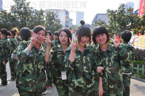 趁著軍訓(xùn)的休息間隙,幾個新生沖著記者鏡頭,要求合影留念