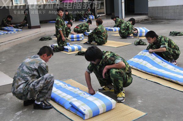 教官親身示范起疊軍被