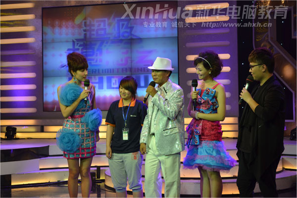 《當紅不讓·超級模仿秀》現場,我院學子上臺與演員互動