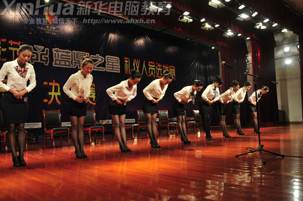 參賽選手們正在做禮儀展示