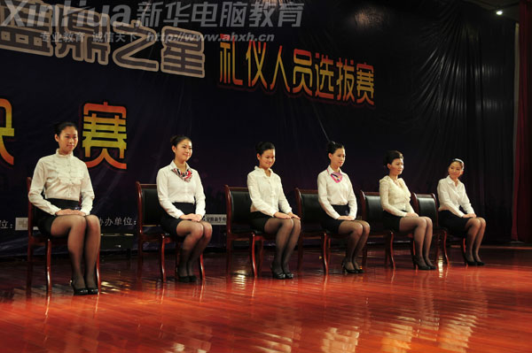 參賽選手們正在做坐姿展示