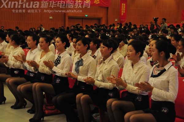 參賽選手們正在為伙伴們加油打氣