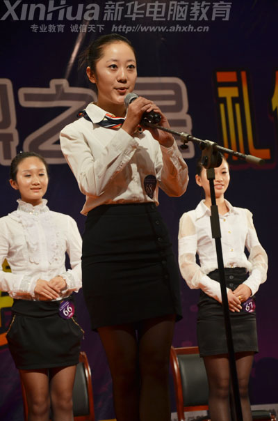 安徽新華電腦專修學(xué)院參賽選手李小娟同學(xué)正在做自我介紹
