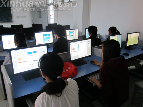 同學們正在做上機測試
