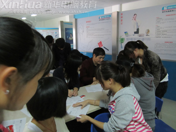 用人單位正在向新華學子介紹公司概況