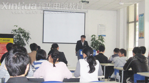 創(chuàng)意裝飾工程有限公司袁主管在作企業(yè)介紹