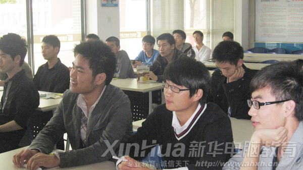 學(xué)生們認(rèn)真聆聽的招聘內(nèi)容