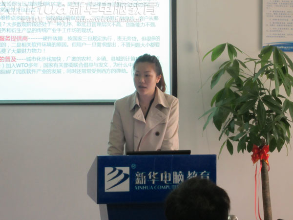 招聘公司人員讓應(yīng)聘學(xué)子介紹企業(yè)概況