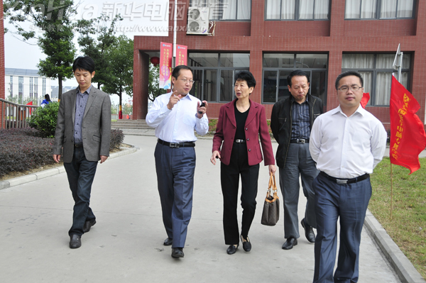 謝秘書長在新華教育集團領導,安徽新華電腦專修學院領導的陪同下參觀職教城校區