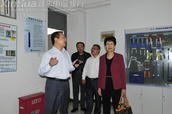 安徽新華電腦專修學院何貴金院長正在向謝秘書長詳細介紹學院項目實訓基地的概括