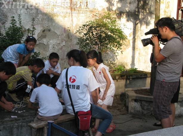 電視臺(tái)記者下鄉(xiāng)調(diào)查