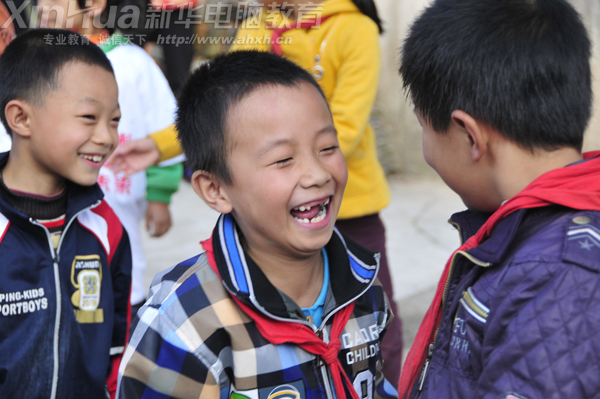 孩子們需要的不多,一個游戲就讓他們如此開心