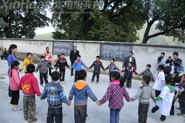 前去支教的老師帶著孩子們在做游戲